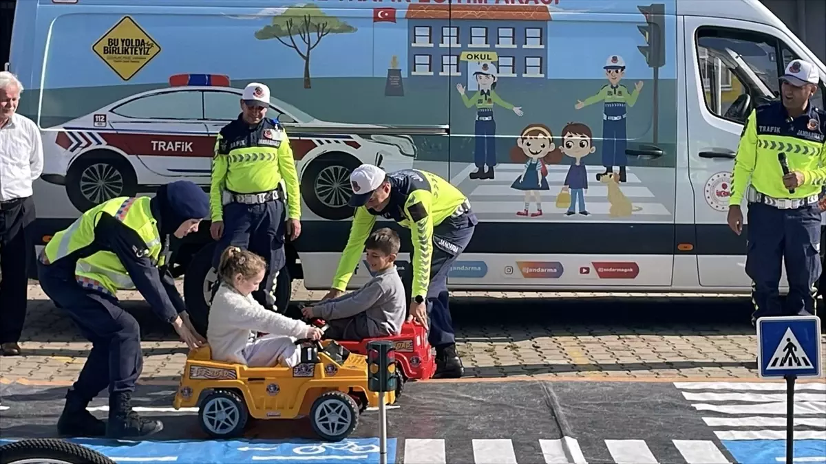 Sakarya\'da öğrenciler jandarmanın mobil trafik eğitim aracında bilgilendirildi