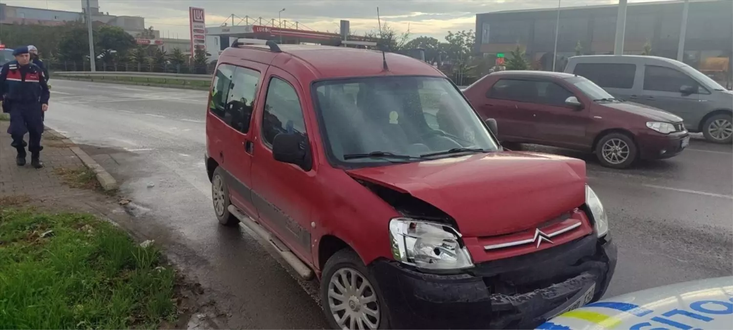 Bafra\'da Trafik Kazası: Sürücü Yaralandı