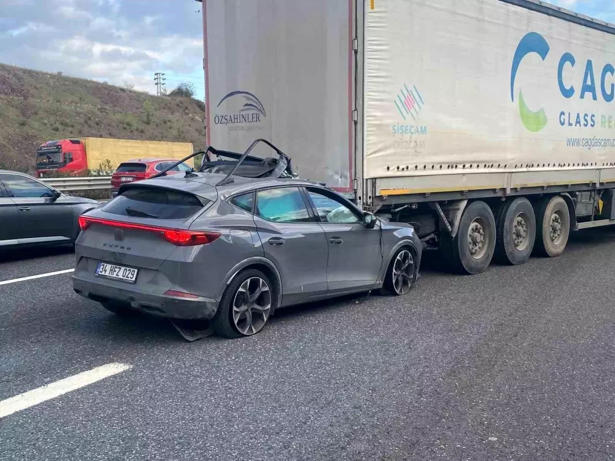 Sancaktepe\'de Tıra Arkadan Çarpma Kazası