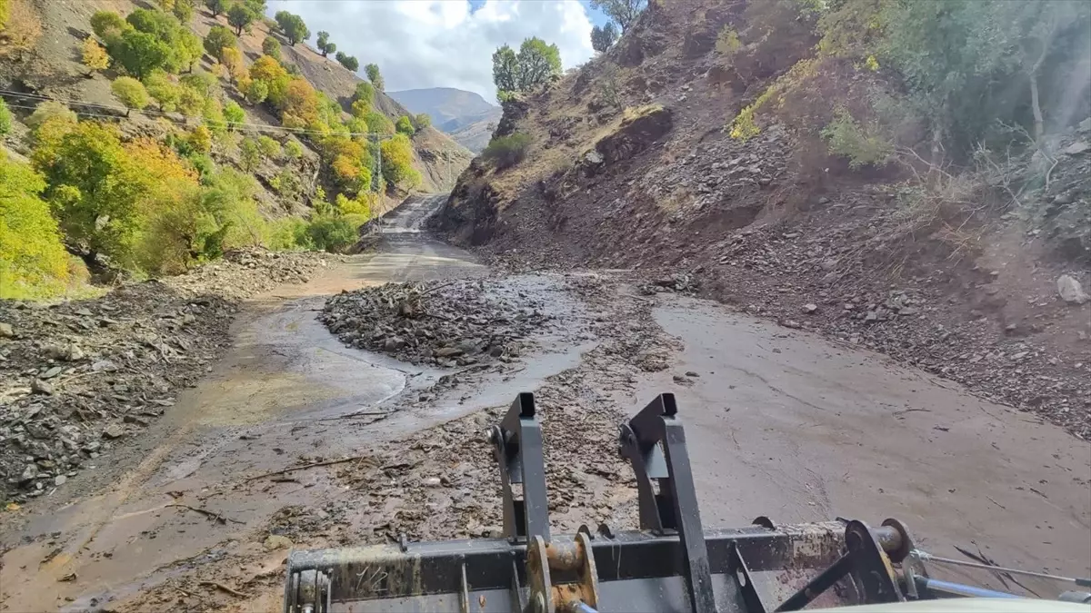 Sason\'da Heyelan Sonrası Yol Onarımları Devam Ediyor