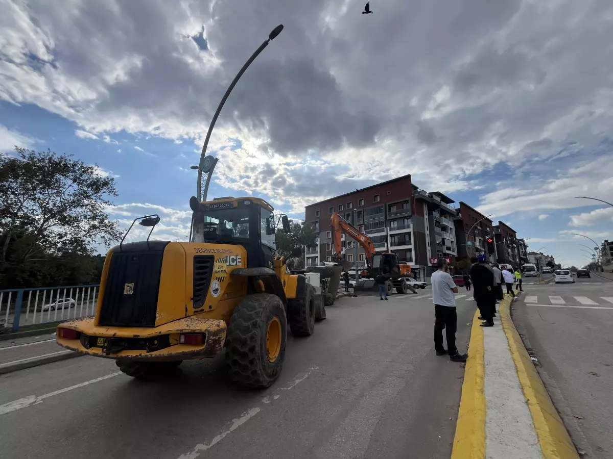 Derince\'de TIR Kaza Yapıp Silindir Devrildi