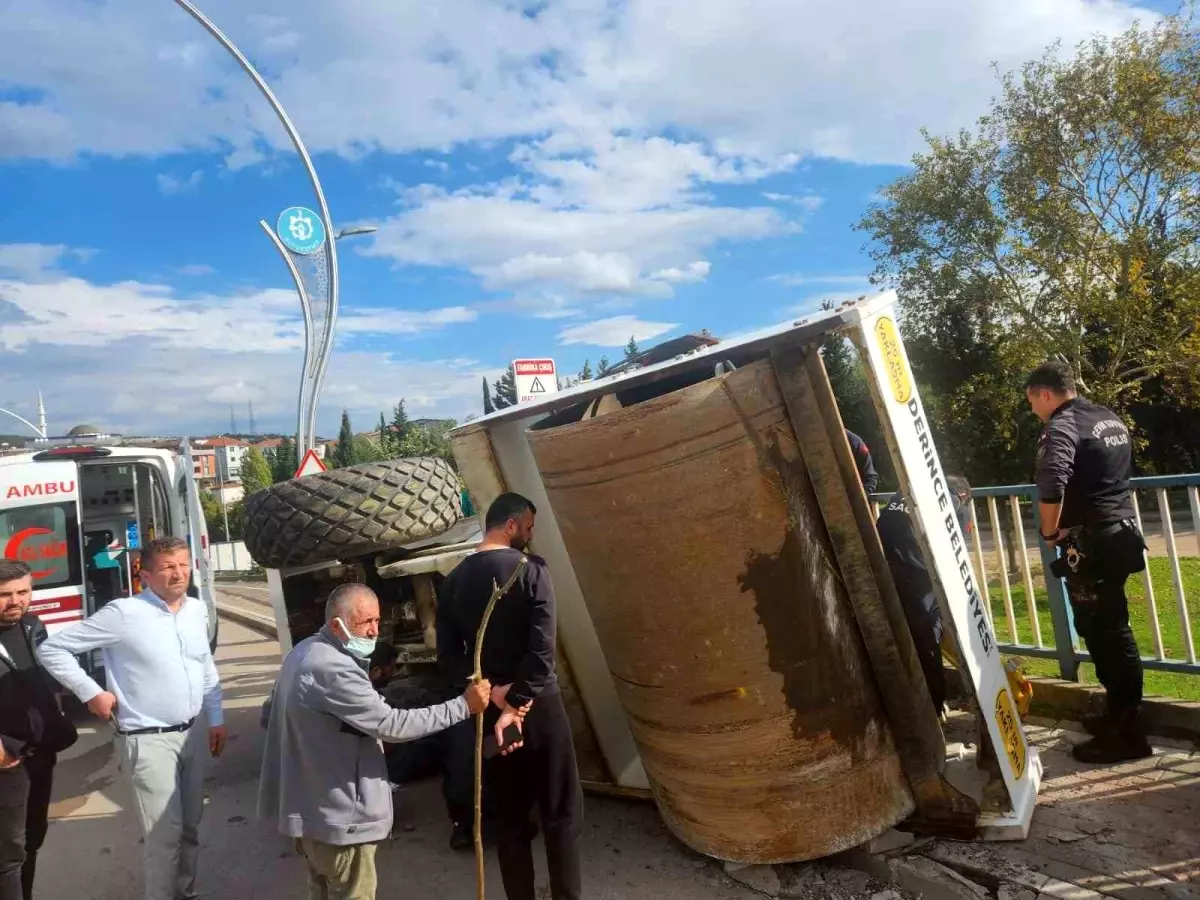 Derince\'de Asfalt Silindiri Devrildi, Bir Kişi Yaralandı