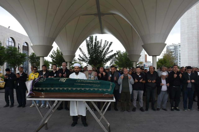 Ünlü isme büyük vefasızlık: Son yolculuğuna bir avuç insan uğurladı