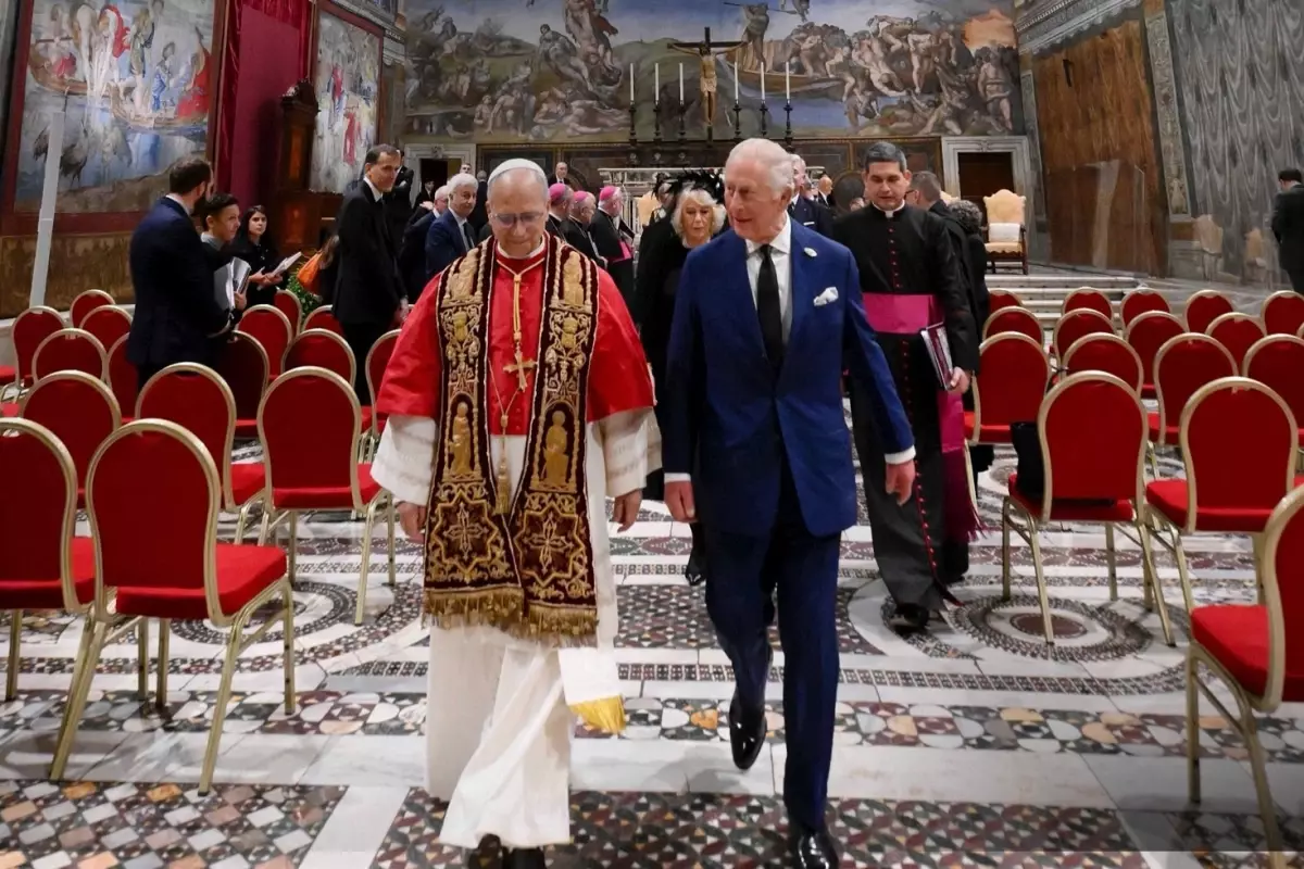 Vatikan\'da 5 asır sonra bir ilk! İngiliz Kralı, Papa ile dua etti
