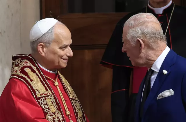 Vatikan'da 5 asır sonra bir ilk! İngiliz Kralı, Papa ile dua etti Vatikan'da 5 asır sonra bir ilk! İngiliz Kralı, Papa ile dua etti