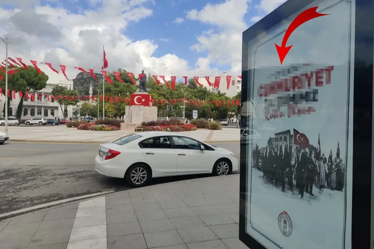 29 Ekim afişlerinde "Cumhuriyet" yanlış yazıldı, valilik anında yenisini astı