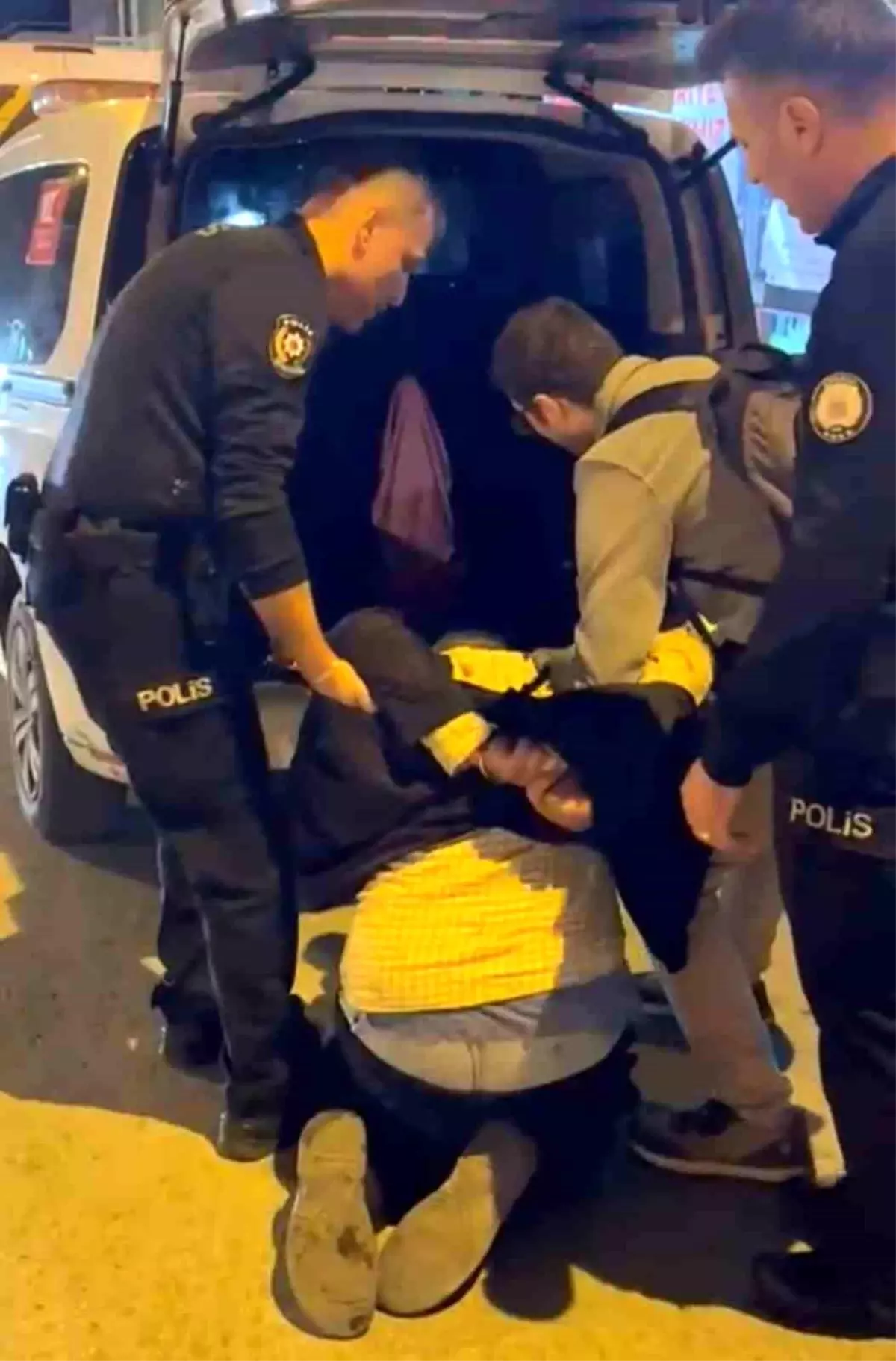 Ankara\'da Alkol Etkisindeki Şahıs Polise Sürekli Saldırdı