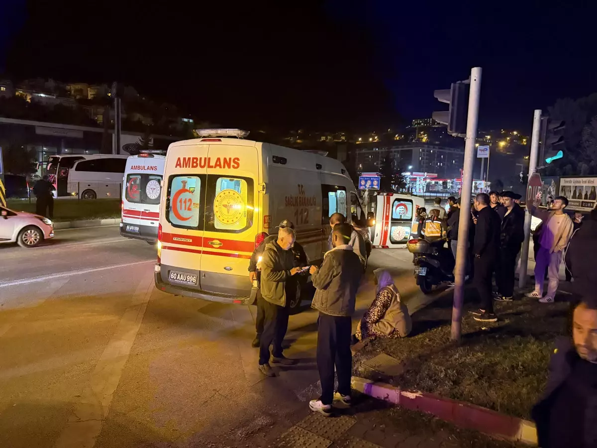 Tokat\'ta ambulans devrildi: 3 sağlık personeli yaralı