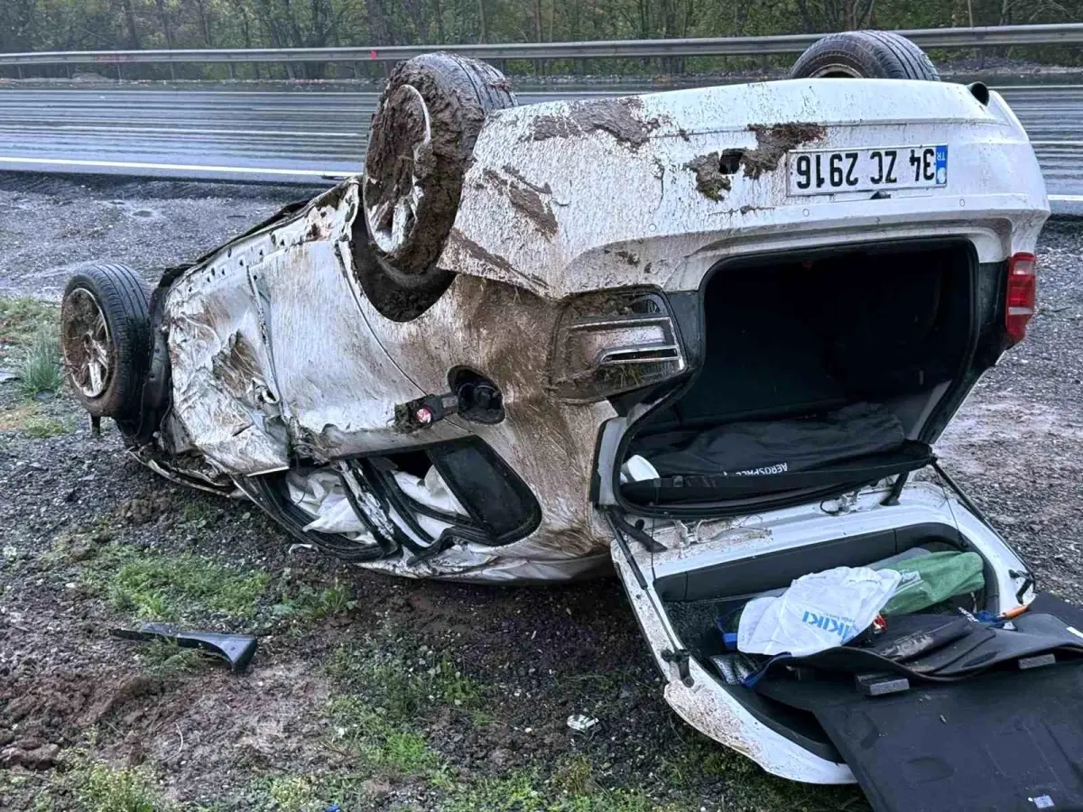 Sakarya\'da Kontrolden Çıkan Araç Takla Attı