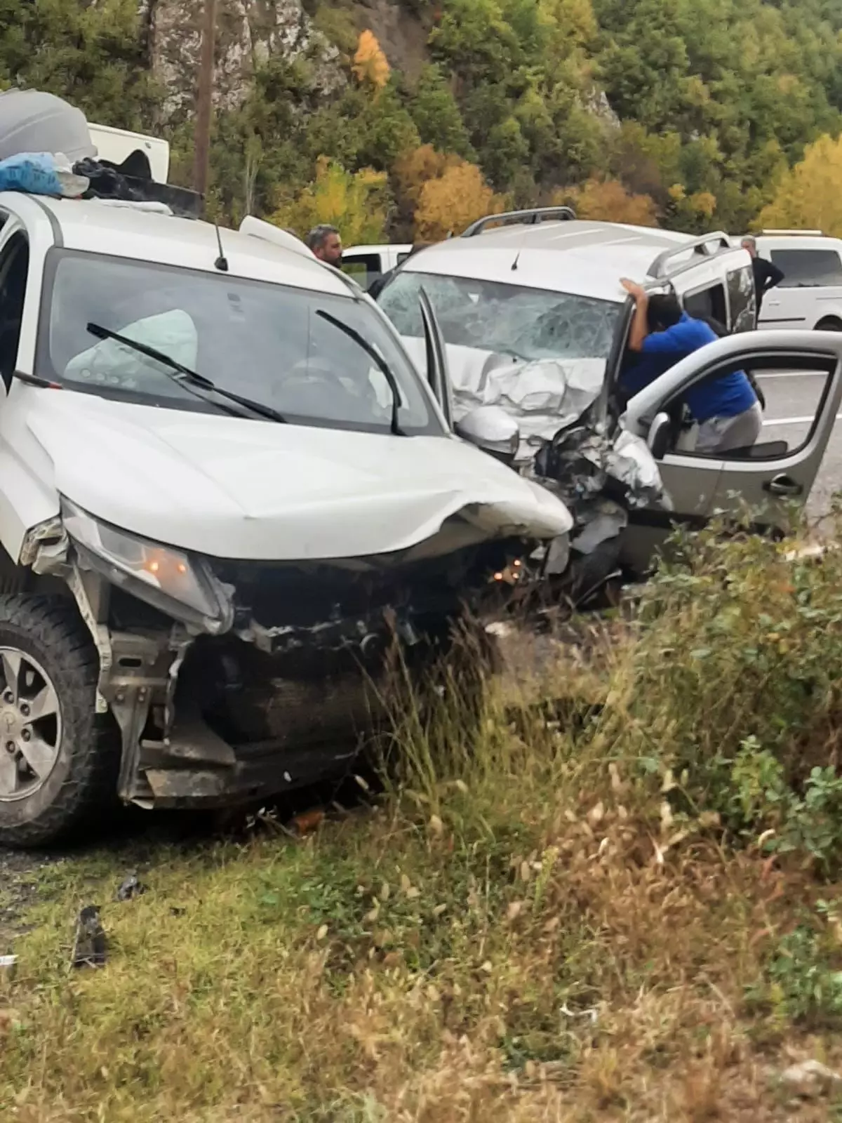 Şavşat\'ta Zincirleme Trafik Kazası: 4 Yaralı