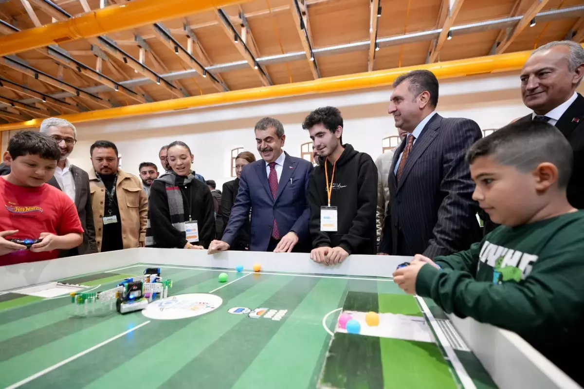 Bakan Tekin, Rami Kütüphanesi\'nde Etkinlikleri Ziyaret Etti