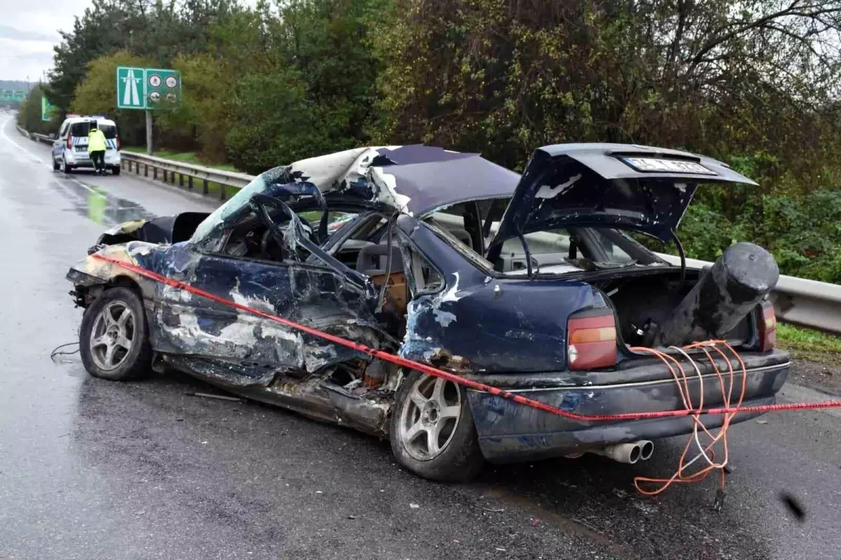 Hendek\'te Kaza: 1 Ölü, 2 Yaralı