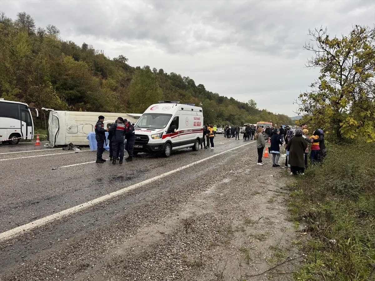 Bartın\'da İşçi Servisi Devrildi: 1 Ölü, 19 Yaralı