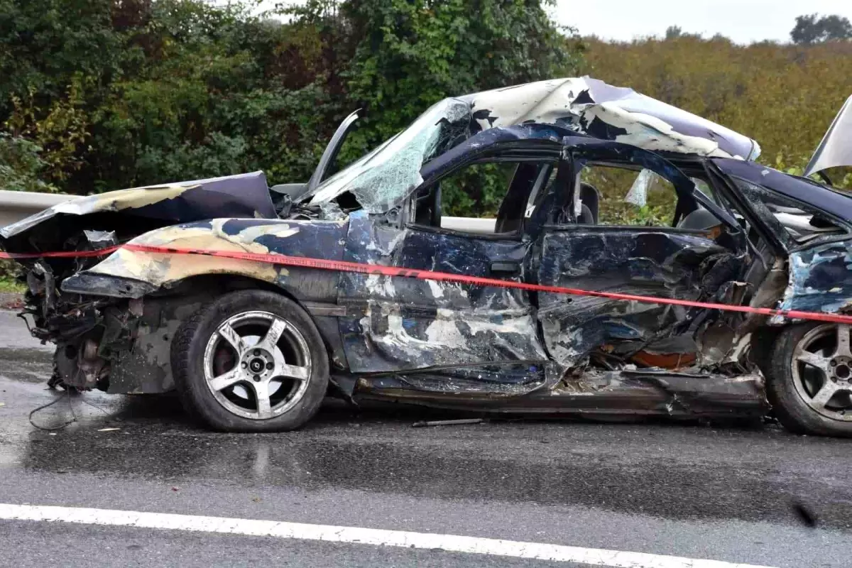 Hendek\'te Otobüs ile Araç Çarpıştı: 1 Ölü, 2 Yaralı