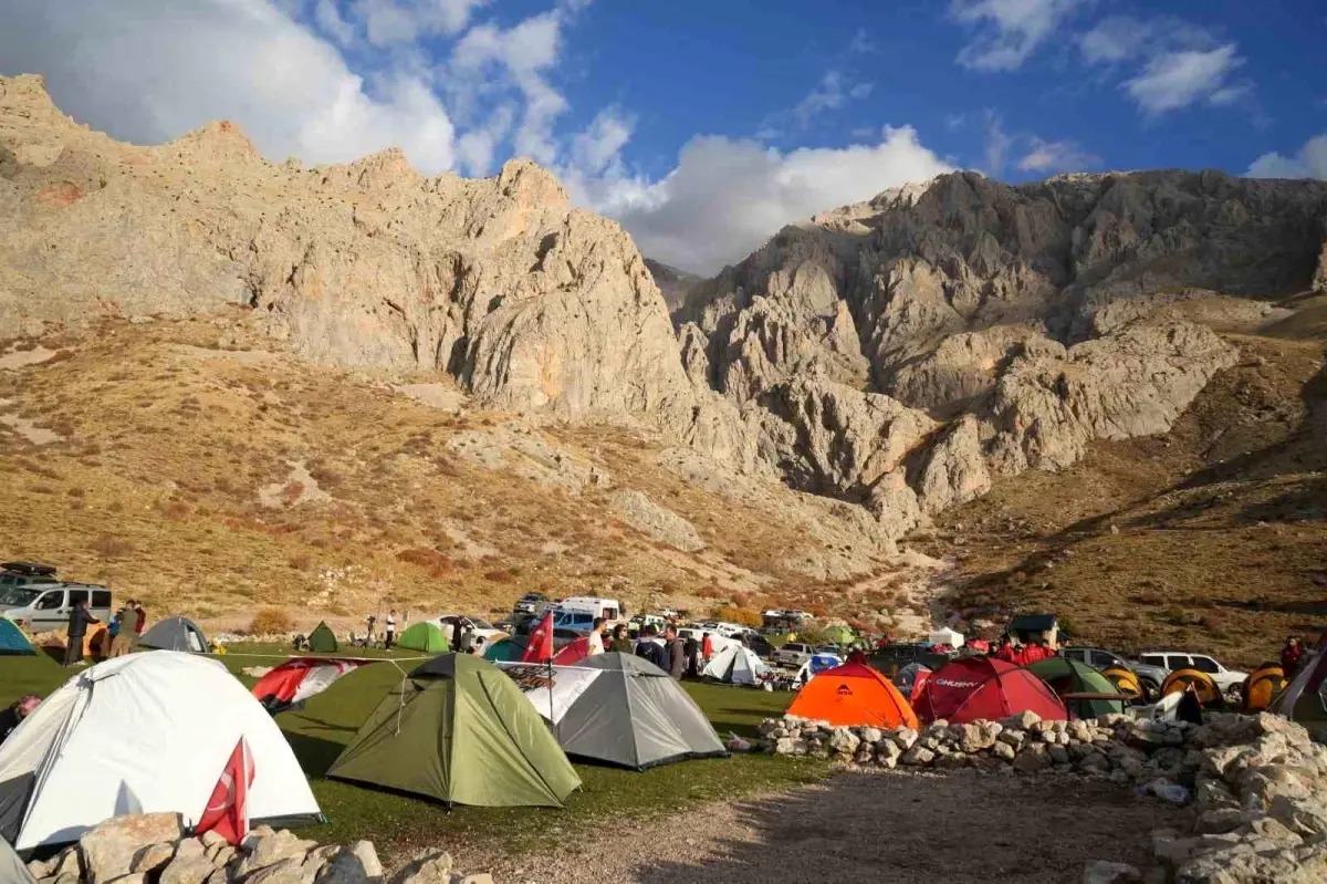 Cumhuriyetin 102. Yılında 102 Dağcı Emler Zirvesi\'ne Tırmanıyor