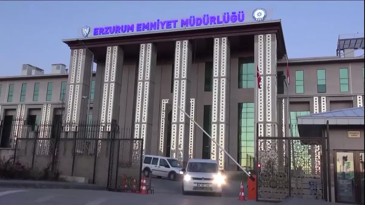 Emniyetin duvarına tırmanan şahıs ekipleri alarma geçirdi! Savunması inanılmaz