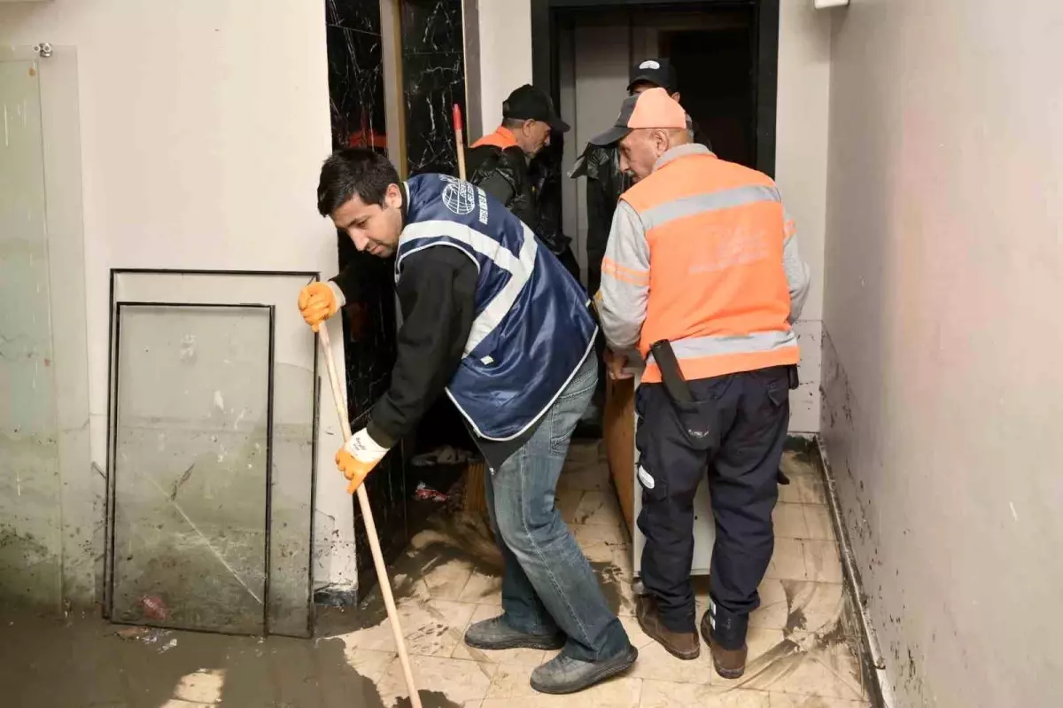 Esenyurt\'ta Sağanak Yağış Sonrası Tahliye ve Temizlik Çalışmaları Tamamlandı