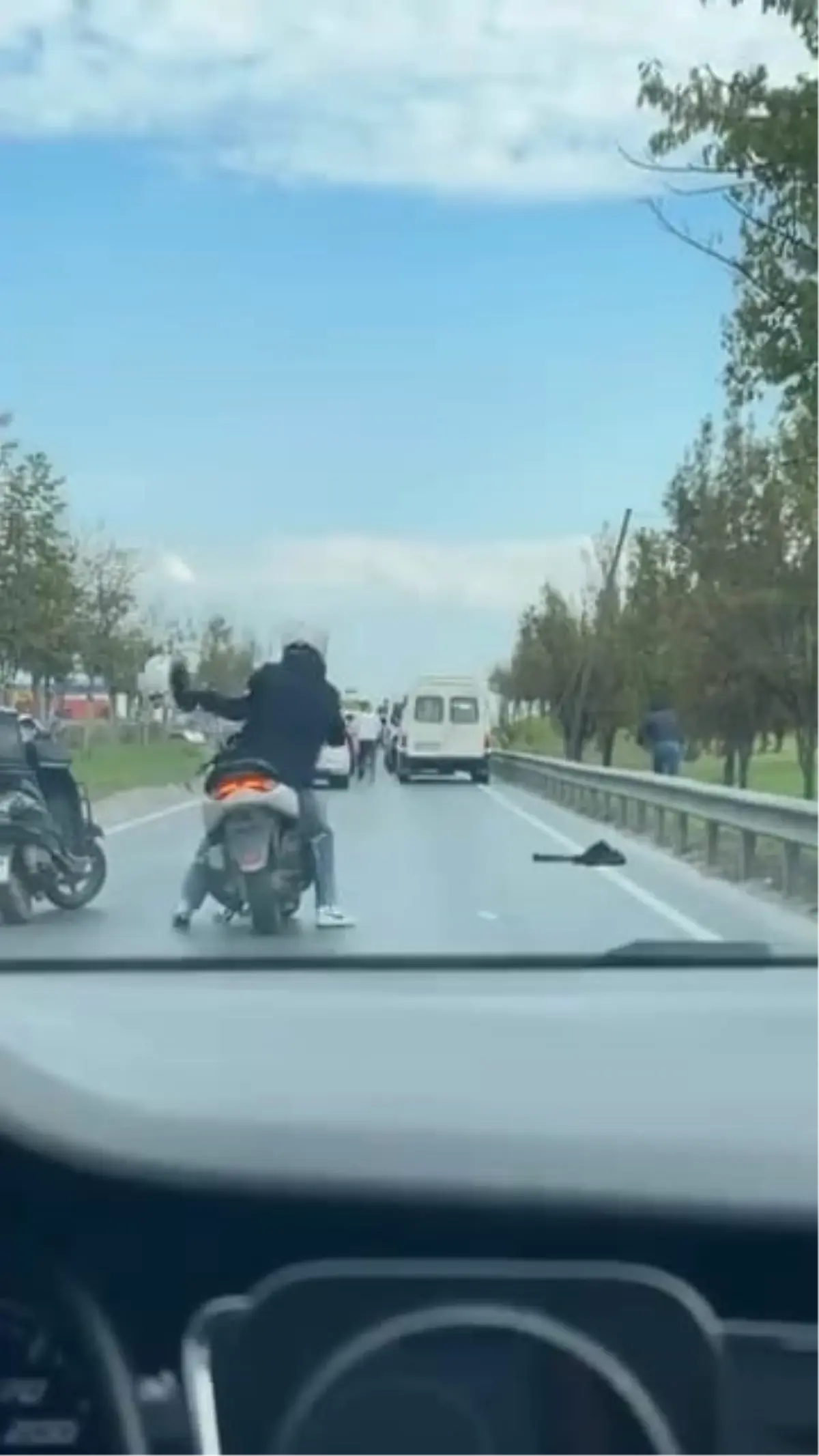 Esenyurt\'ta Motosikletten Minibüse Saldırı