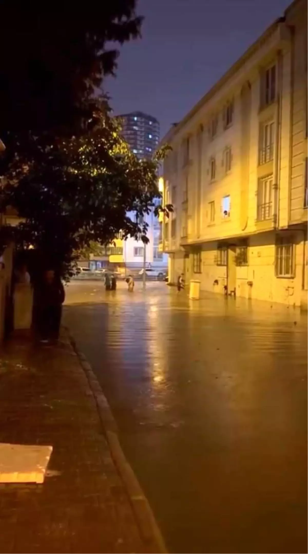 İstanbul\'da Sağanak Yağış Hayatı Olumsuz Etkiledi