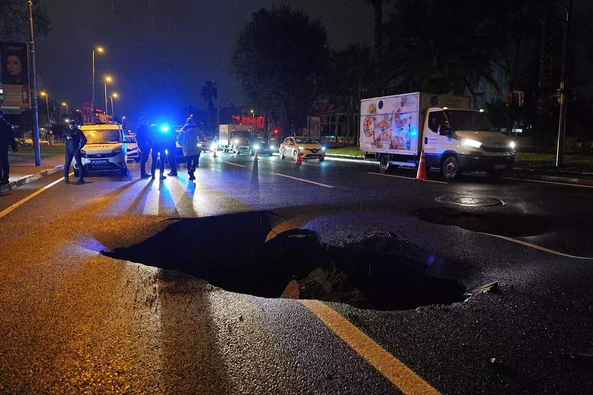 Fatih\'te Sağanak Nedeniyle Yol Çöktü