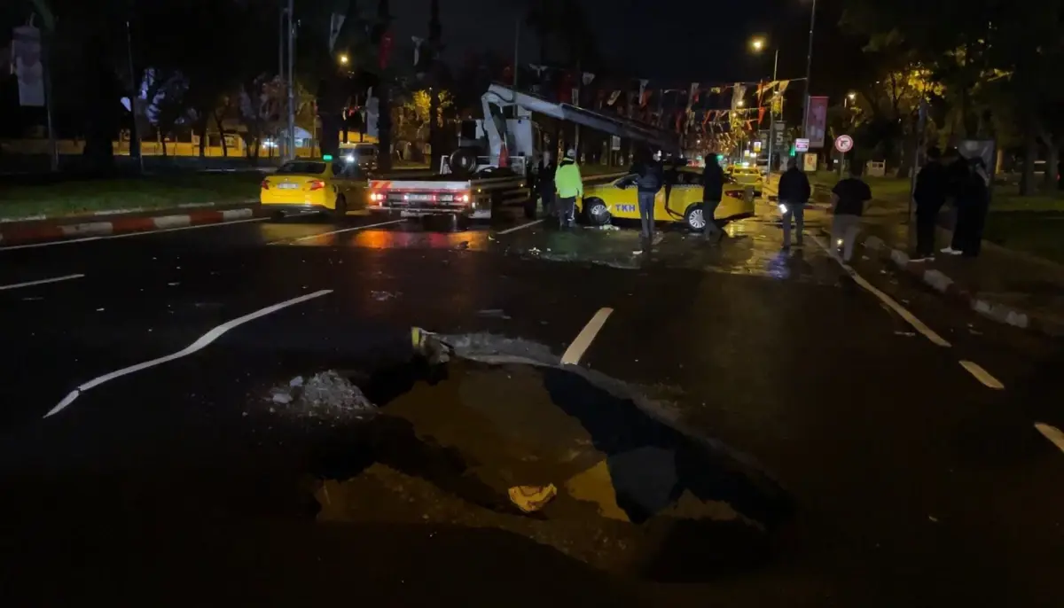 Taksinin Takla Attığı Sağanak Sonrası Meydana Gelen Çökme