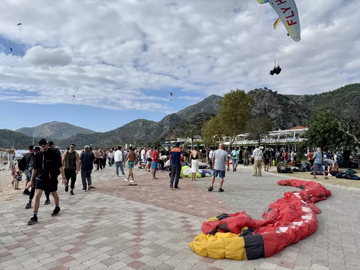 Fethiye\'de Yamaç Paraşütü Çarpışması: 3 Yaralı