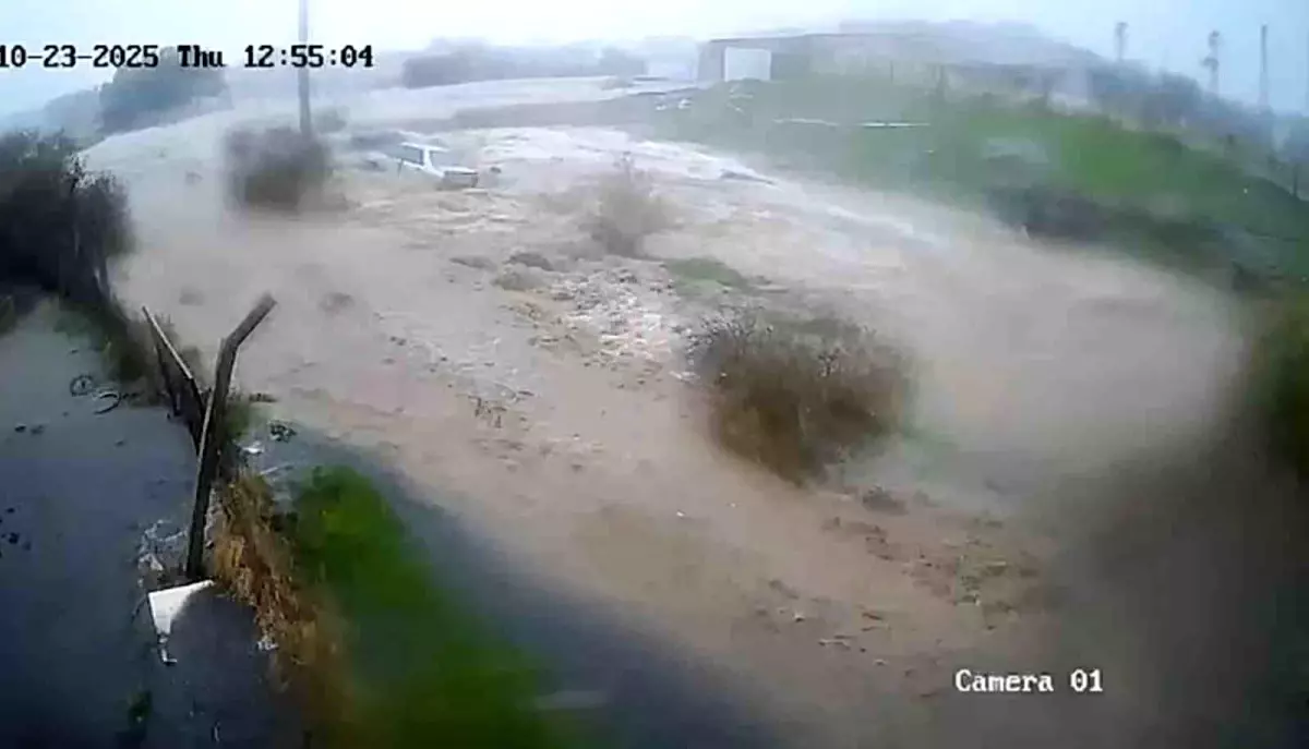 Foça\'da Sel Felaketi: Bülent Kaptanoğlu Kayboldu