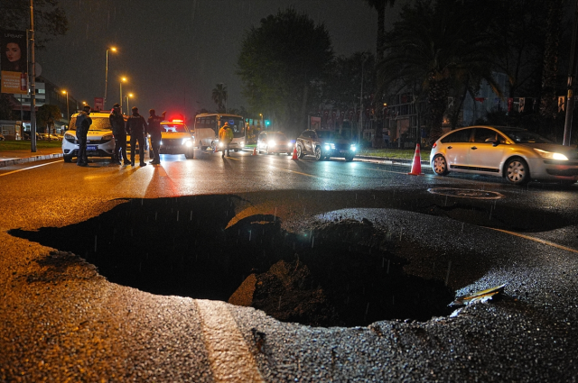 İstanbul'da sağanak nedeniyle yol çöktü, taksi ters döndü İstanbul'da sağanak nedeniyle yol çöktü, taksi ters döndü