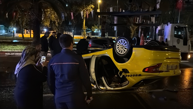 İstanbul'da sağanak nedeniyle yol çöktü, taksi ters döndü İstanbul'da sağanak nedeniyle yol çöktü, taksi ters döndü