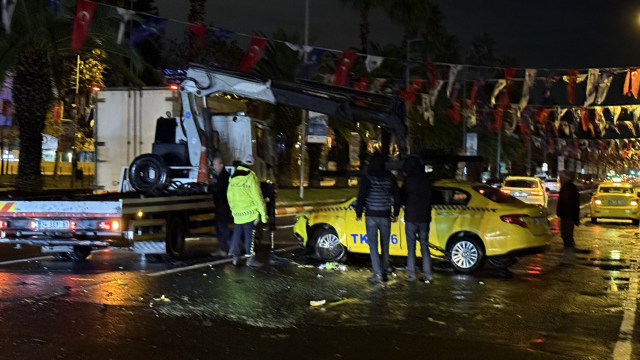 İstanbul'da sağanak nedeniyle yol çöktü, taksi ters döndü İstanbul'da sağanak nedeniyle yol çöktü, taksi ters döndü