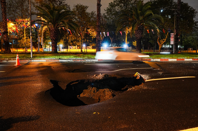 İstanbul'da sağanak nedeniyle yol çöktü, taksi ters döndü İstanbul'da sağanak nedeniyle yol çöktü, taksi ters döndü