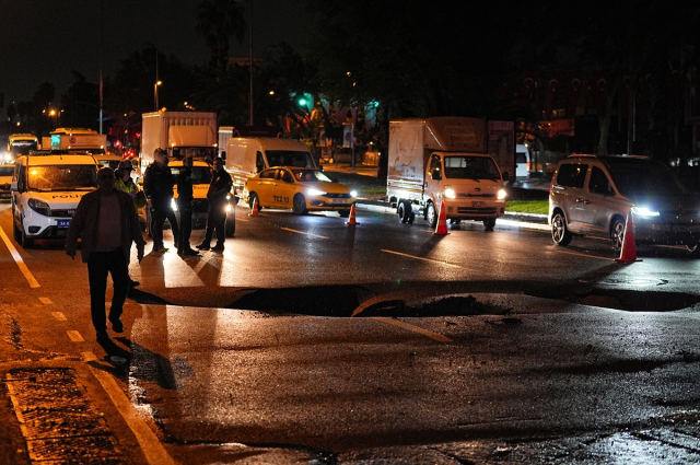 İstanbul'da sağanak nedeniyle yol çöktü, taksi ters döndü İstanbul'da sağanak nedeniyle yol çöktü, taksi ters döndü