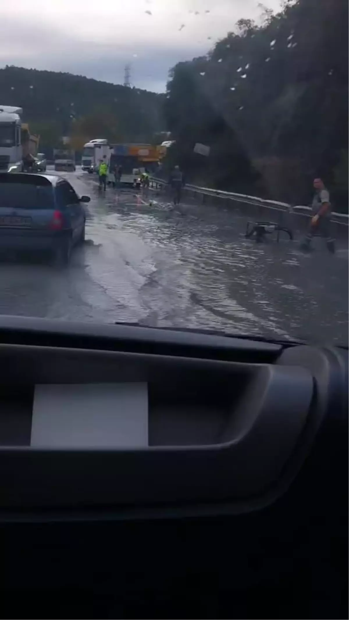 İstanbul\'da Sağanak Yağış Su Baskınlarına Neden Oldu