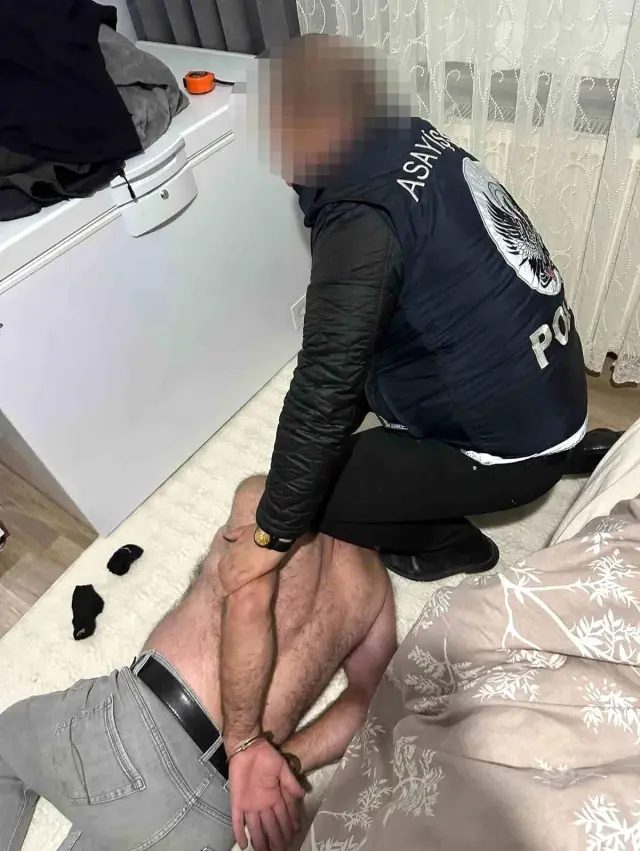 3 ilde 105 adrese baskın: 89 kişi gözaltına alındı 3 ilde 105 adrese baskın: 89 kişi gözaltına alındı
