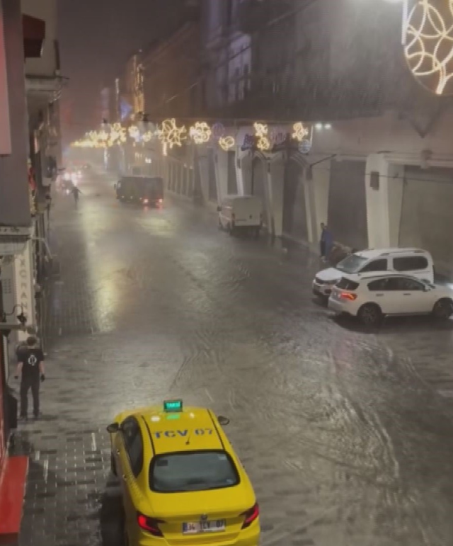 İstanbul'u sağanak vurdu! İstiklal sular altında kaldı, Vatan'da yol çöktü İstanbul'u sağanak vurdu! İstiklal sular altında kaldı, Vatan'da yol çöktü