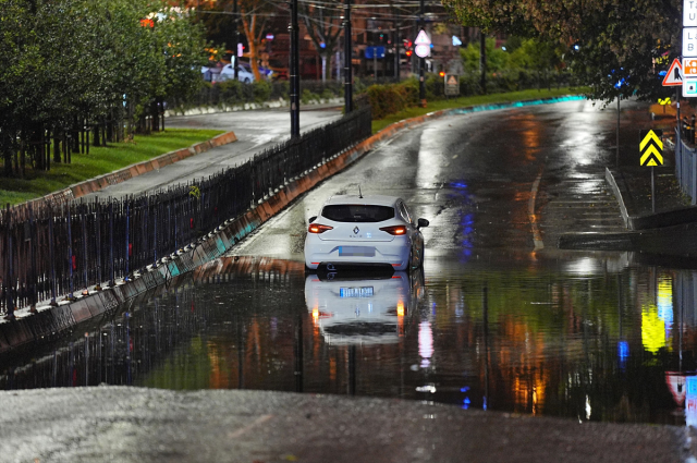 İstanbul'u sağanak vurdu! İstiklal sular altında kaldı, Vatan'da yol çöktü İstanbul'u sağanak vurdu! İstiklal sular altında kaldı, Vatan'da yol çöktü