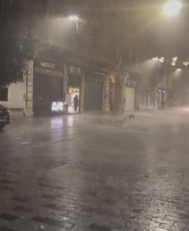 İstanbul'u sağanak vurdu! İstiklal sular altında kaldı, Vatan'da yol çöktü İstanbul'u sağanak vurdu! İstiklal sular altında kaldı, Vatan'da yol çöktü