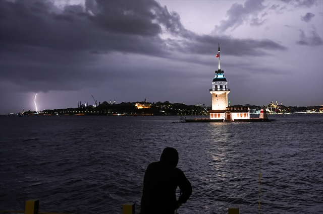 İstanbul'u sağanak vurdu! İstiklal sular altında kaldı, Vatan'da yol çöktü İstanbul'u sağanak vurdu! İstiklal sular altında kaldı, Vatan'da yol çöktü