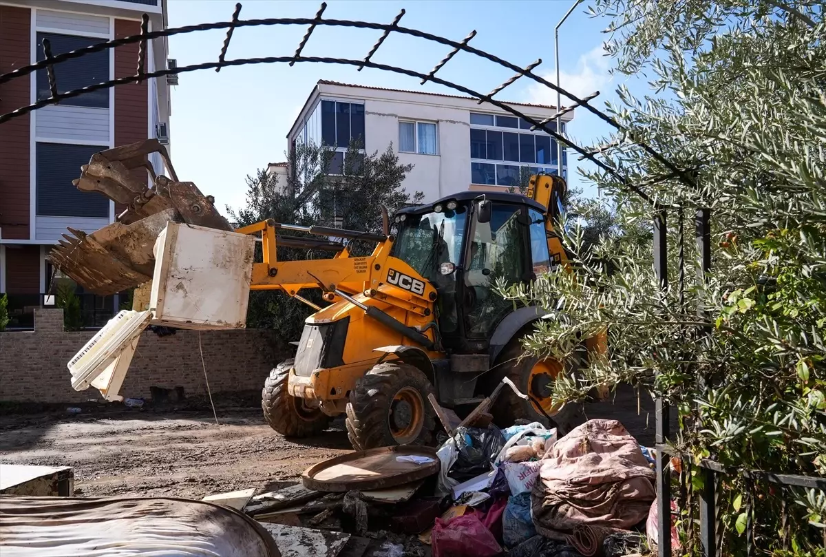 Foça\'da Sel Yarası Sarılıyor