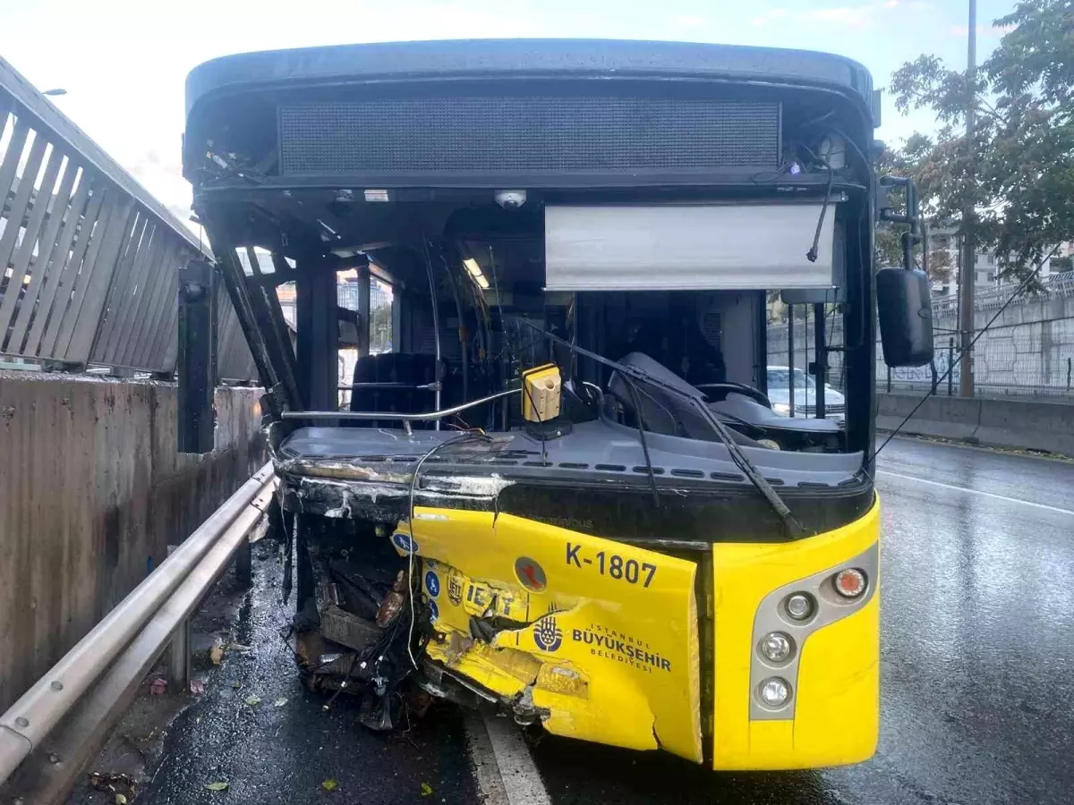 Kadıköy\'de Alkollü Otobüs Kazası: 2 Yaralı