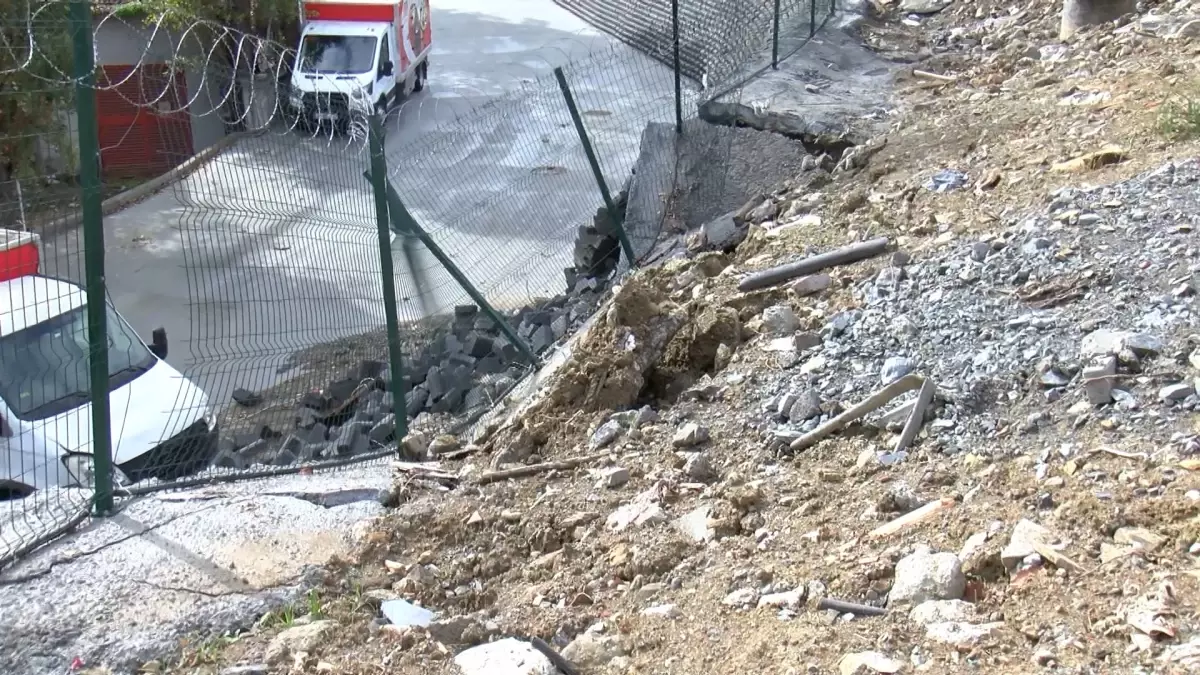 Küçükçekmece\'de Yağmur Duvarı Yıktı