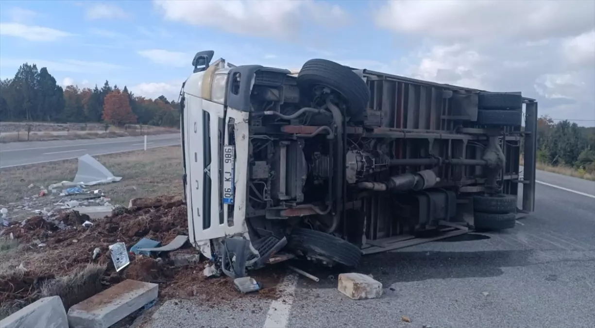 Kütahya\'da Kargo Kamyonu Devrildi, Sürücü Yaralandı