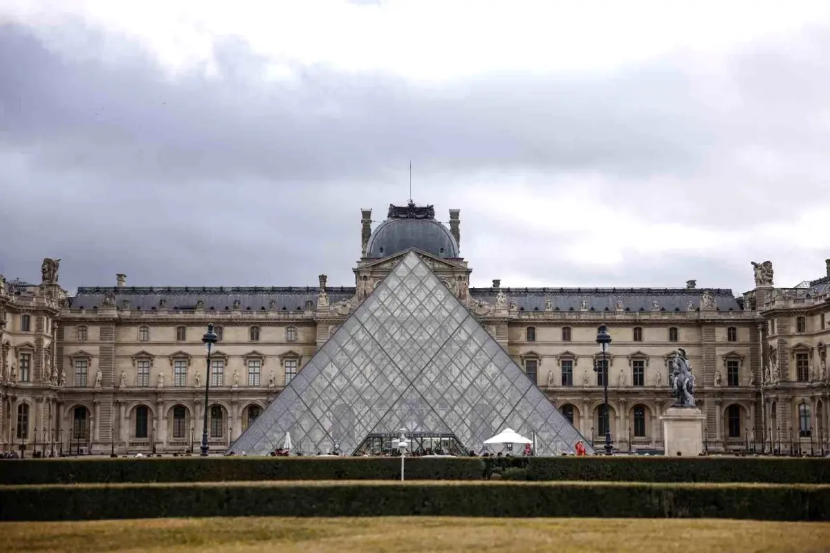 Olay iddia: Louvre Müzesi\'ndeki değerli mücevherler Fransa Merkez Bankası\'na taşındı