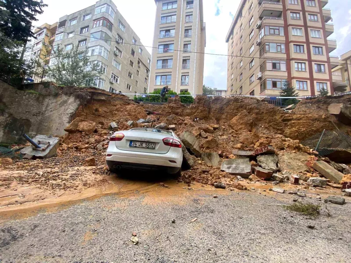 İstinat duvarı araçların üzerine böyle çöktü