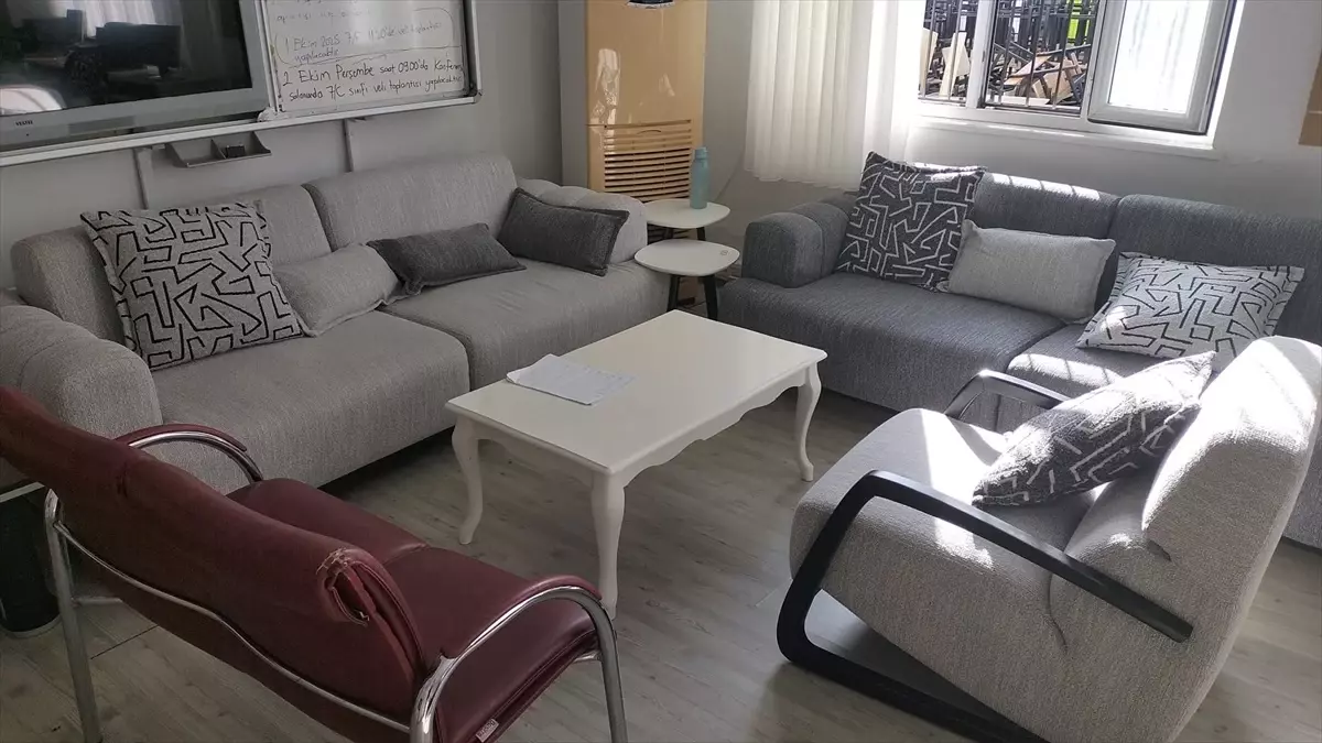 Çağlayan Ortaokulu\'nda Sıralar Yenilendi