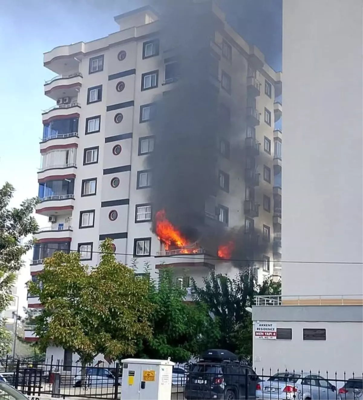Mersin\'de 9 Katlı Binada Yangın Paniği