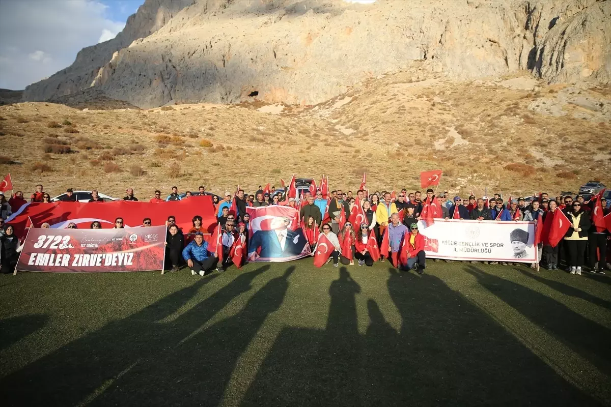 Cumhuriyet\'in 102. Yıldönümünde 102 Dağcı Emler Zirvesine Tırmanıyor