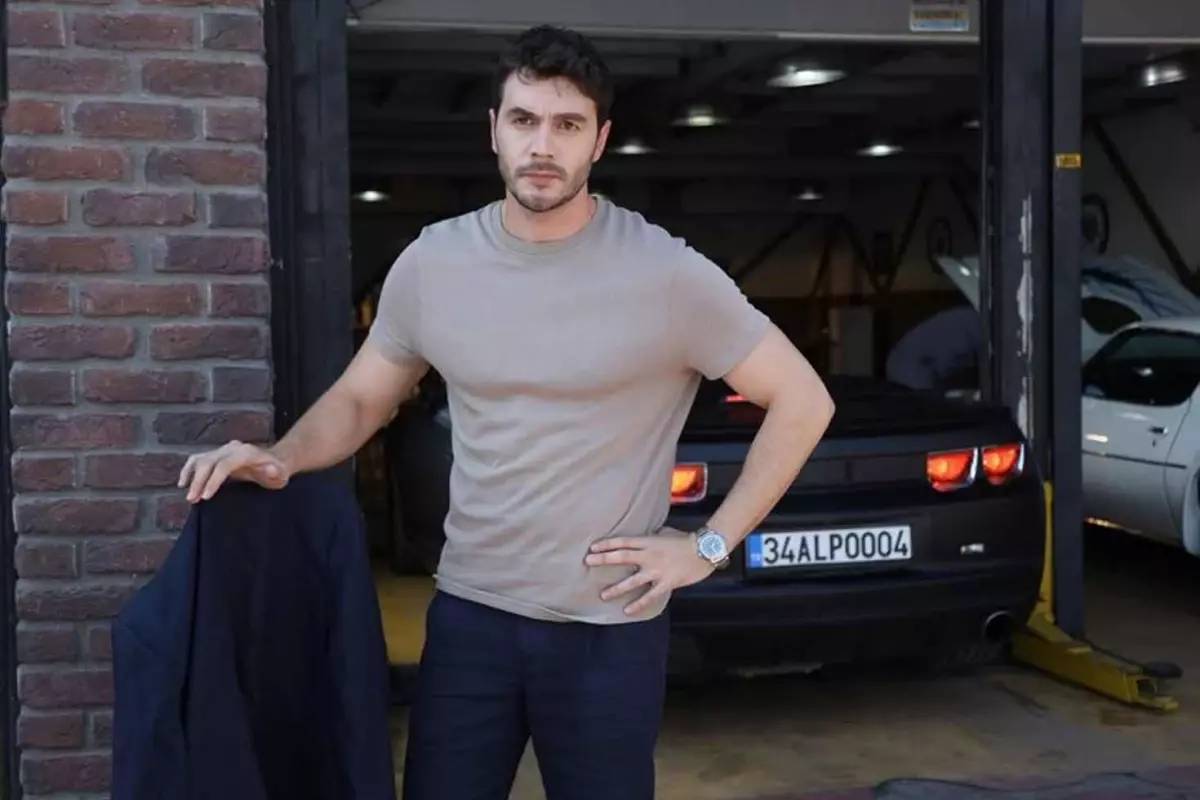 Onbeşliler dizisinde set kazası: İsmail Ege Şaşmaz ameliyat masasına yattı