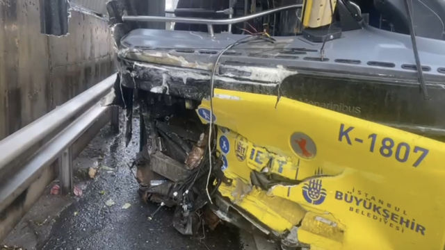 Otobüs bariyerlere çarptı, sürücü alkollü çıktı Otobüs bariyerlere çarptı, sürücü alkollü çıktı