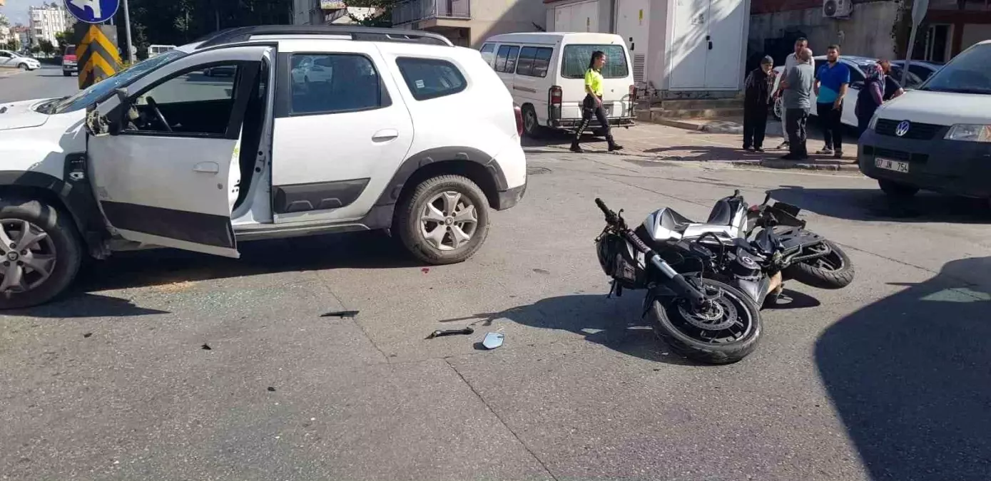 Antalya\'da Kaza: Motosiklet Sürücüsü Yaralandı